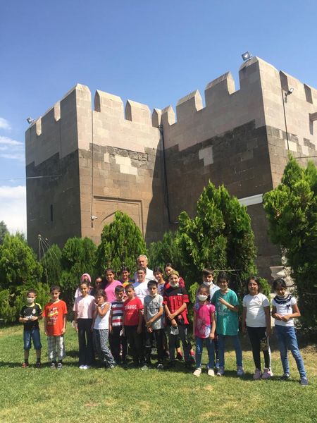 FSM Vakfı Kayseri Temsilciliğimizdeki yaz kursu öğrencilerimizi Kayseri Kalesi'ne götürdük