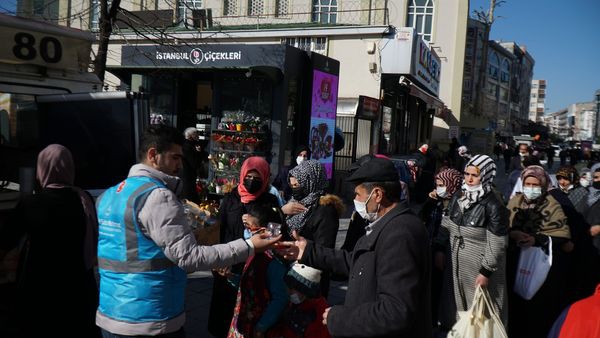 FSM Vakfı olarak Osmanlı Padişahlarından Sultan II. Abdulhamid Han'ın ruhu için Esenler Dörtyol Meydanı'nda lokma dağıtımı