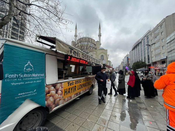 Regaip Kandili münasebetiyle hayırseverlerin yardımıyla Esenler Dörtyol Meydanı'nda lokma, kitap ve su dağıtımı gerçekleştirdik. 