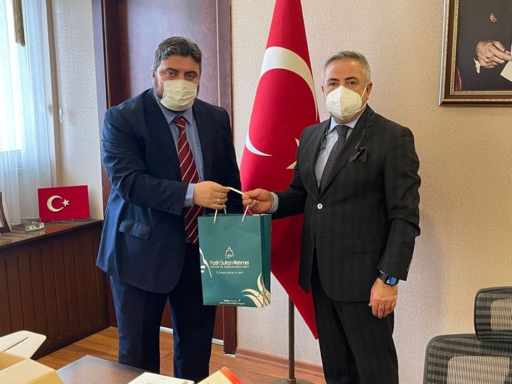 Our foundation president presented a gift to Çekmeköy District Governor Resul Çelik.