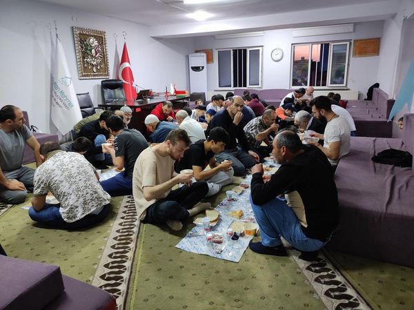 Bursa/Gürsu temsilciliğimizde “Kadir Gecesi” münasebetiyle iftar yapıldı.