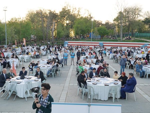 Esenler 15 Temmuz Millet Bahçesi'nde iftar organizasyonu gerçekleştirdik.