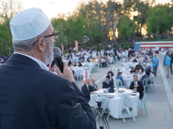 Esenler 15 Temmuz Millet Bahçesi'nde iftar organizasyonu gerçekleştirdik.