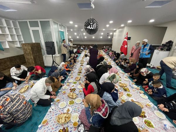 FSM Vakfı olarak bugün vakıf merkezimizde yetimleri iftar soframızda ağırladık ve onlara giysi, nakdi yardım, market alışveriş kartı ve kitap hediyelerini takdim ettik.