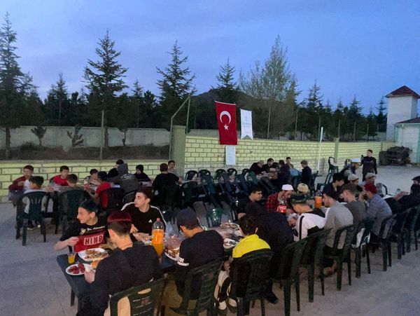 FSM Vakfı Yozgat/Sorgun Temsilciliği olarak Mehmet Şakir Efendi Külliyesi’mizde medrese talebelerine hergün iftar sofrası kurduk.