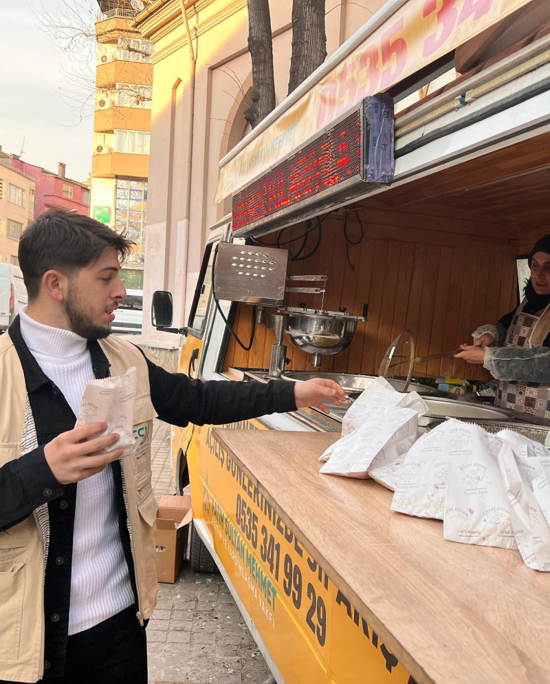 DEPREMDE VEFAT EDENLER İÇİN LOKMA DAĞITTIK.